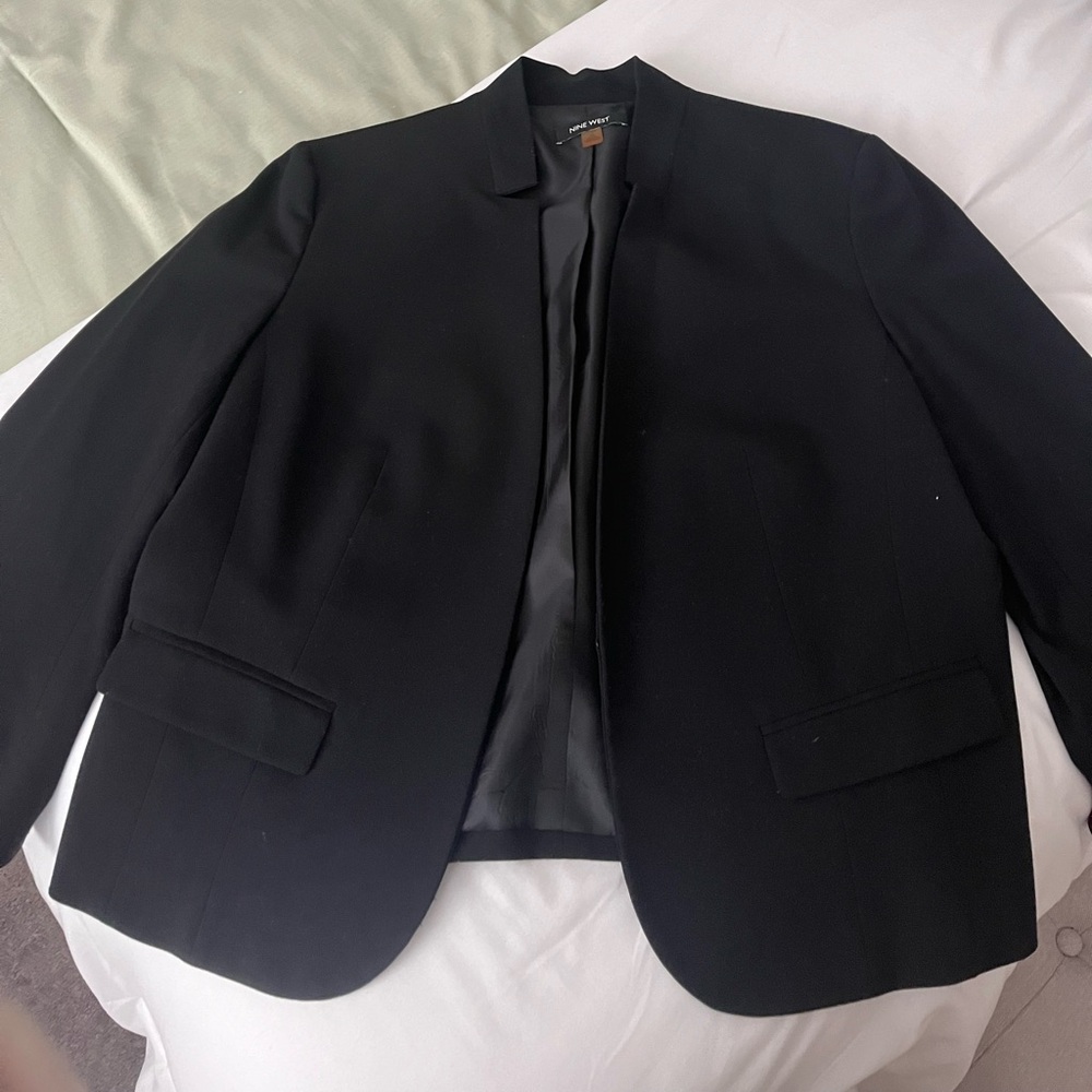 Size 12 Nine West cropped black blazer